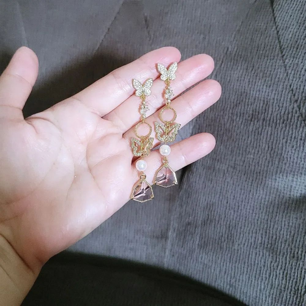La Meno "Sparkling🎆 Butterfly🦋" Earrings - Picture 12 of 16